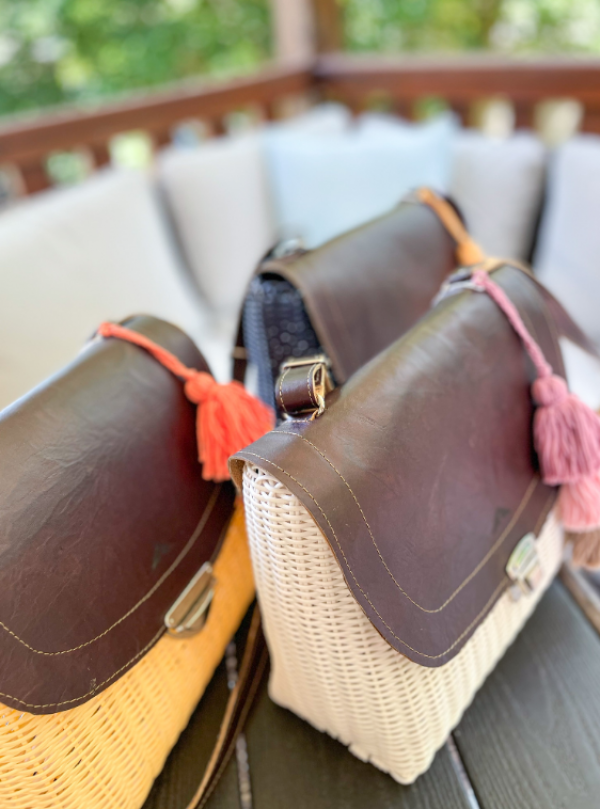 Tas satchel berukuran sedang dengan aksen anyaman